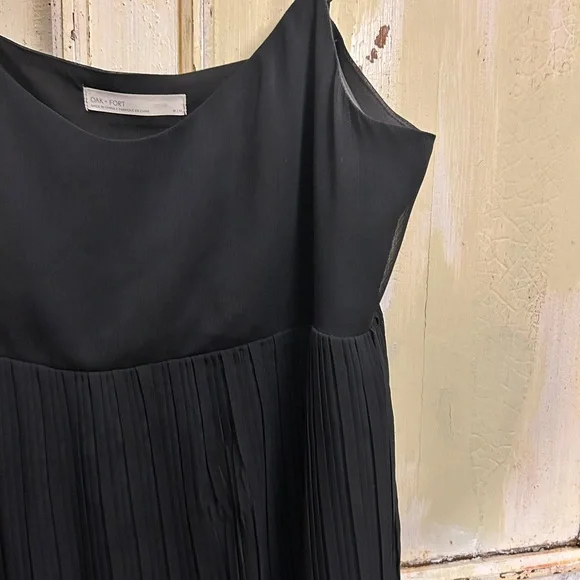 Oak + Fort Chiffon Dress with pleats - Picture 2 of 5